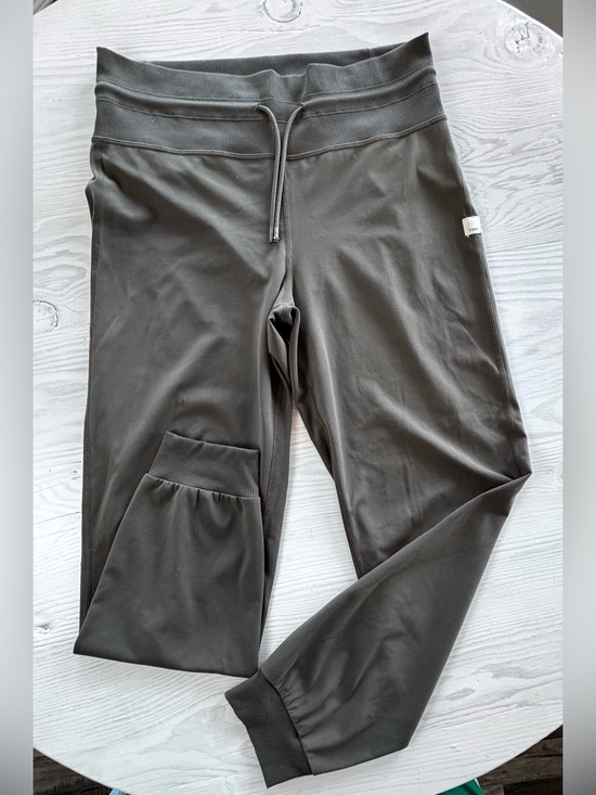 Pants - Vuori Jogger Pants Size Medium